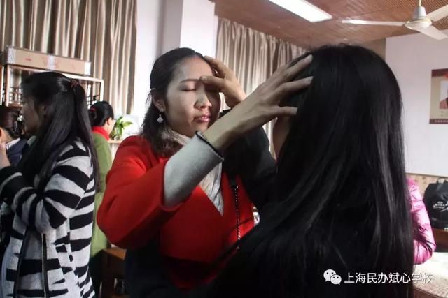 斌心家长会请来国家级小儿推拿师