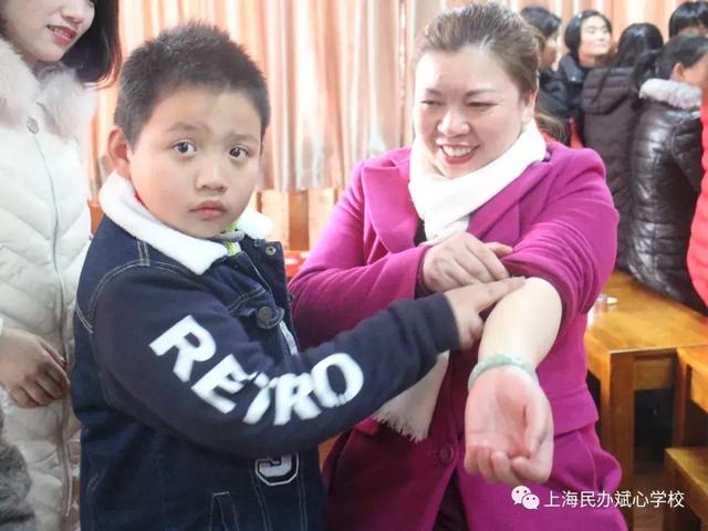 斌心家长会请来国家级小儿推拿师