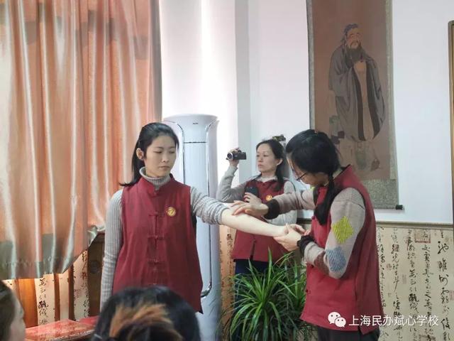 斌心家长会请来国家级小儿推拿师