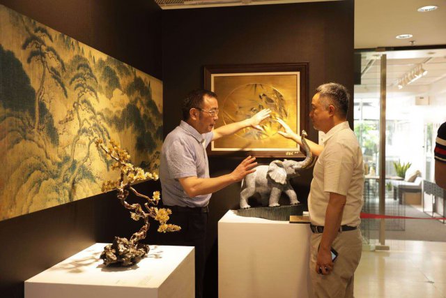 创造一个个“铜话”，非遗传承人朱军岷铜艺展在深举行