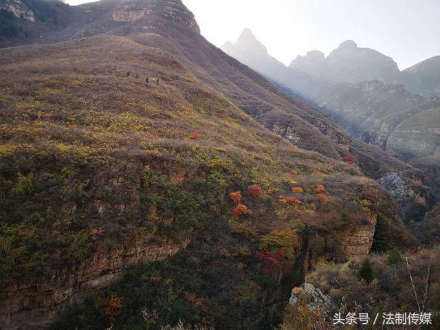 七彩全胜峡，霜叶别样红