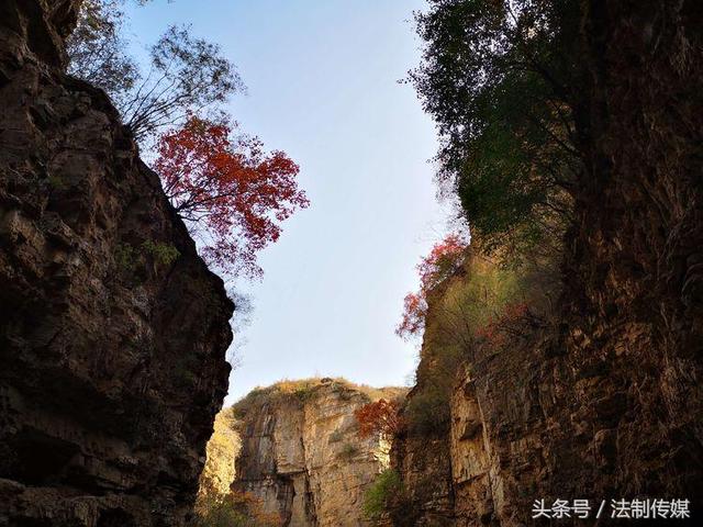 七彩全胜峡，霜叶别样红