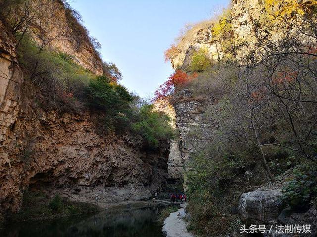 七彩全胜峡，霜叶别样红