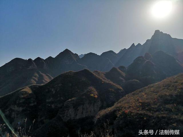 七彩全胜峡，霜叶别样红