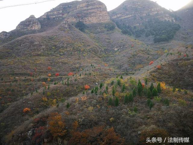 七彩全胜峡，霜叶别样红