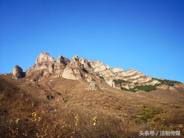 七彩全胜峡，霜叶别样红