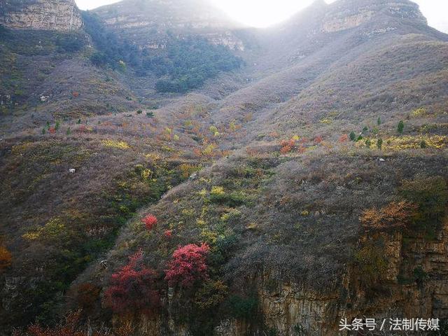 七彩全胜峡，霜叶别样红
