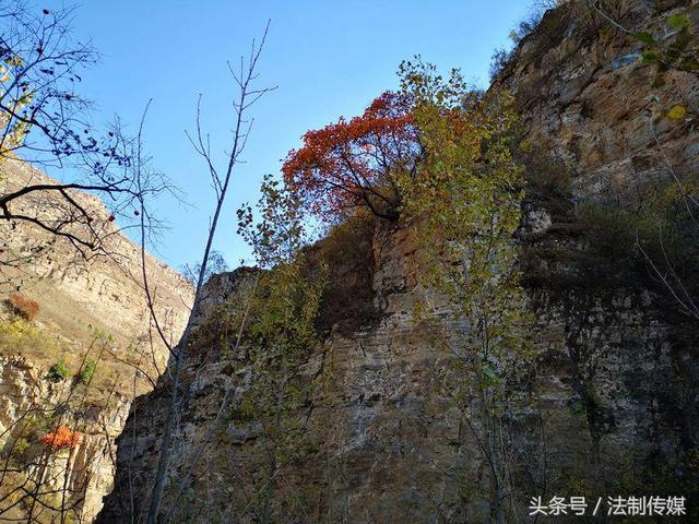 七彩全胜峡，霜叶别样红