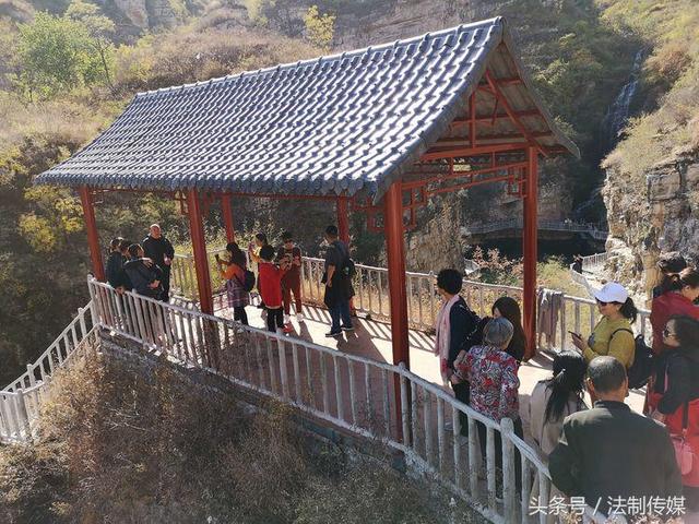 七彩全胜峡，霜叶别样红