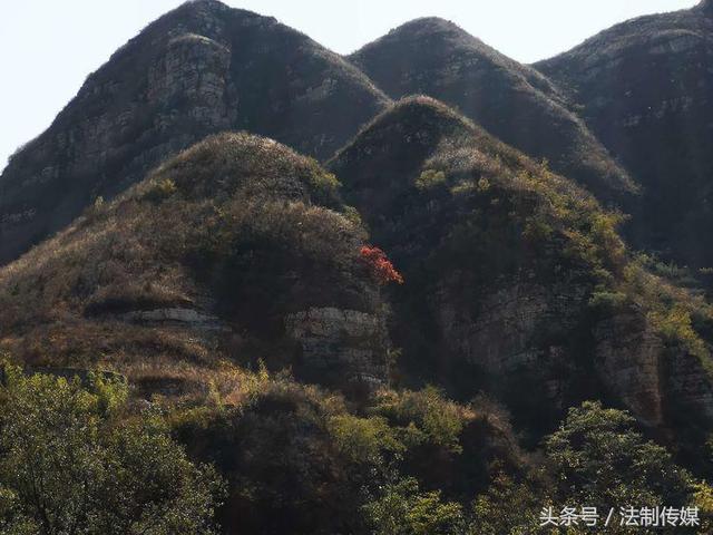 七彩全胜峡，霜叶别样红