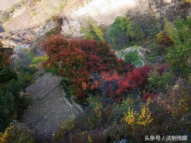 七彩全胜峡，霜叶别样红