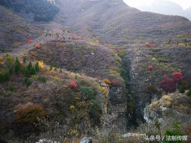 七彩全胜峡，霜叶别样红
