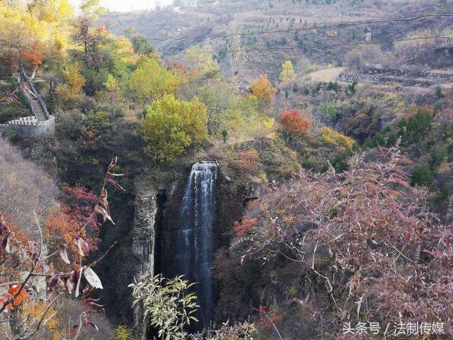 七彩全胜峡，霜叶别样红