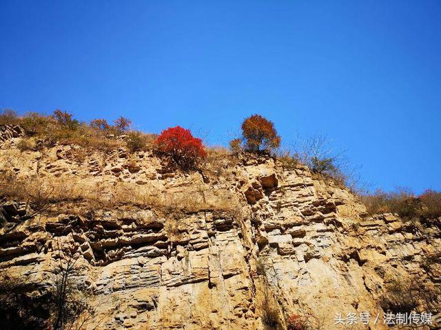 七彩全胜峡，霜叶别样红