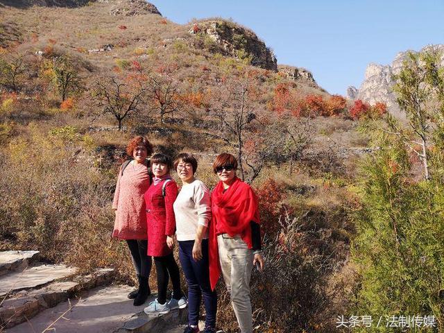七彩全胜峡，霜叶别样红