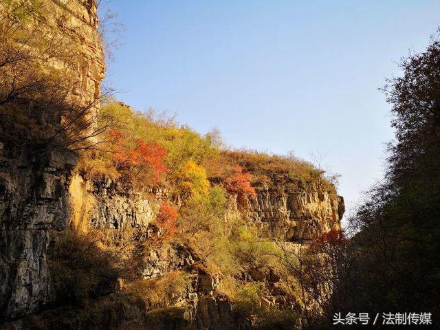 七彩全胜峡，霜叶别样红
