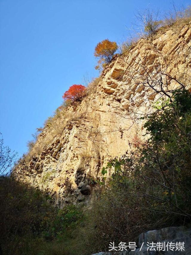 七彩全胜峡，霜叶别样红