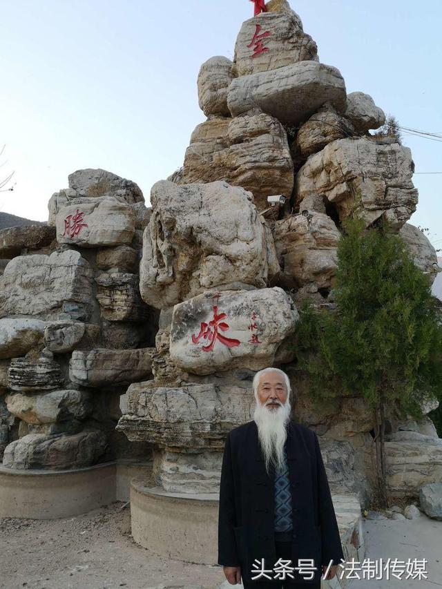 七彩全胜峡，霜叶别样红