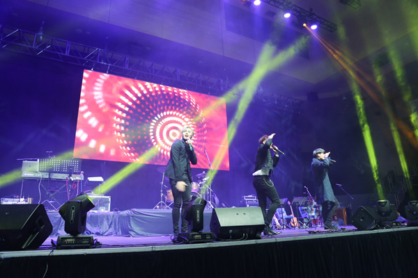 香港男团组合BOP天堂鸟为慈善演出