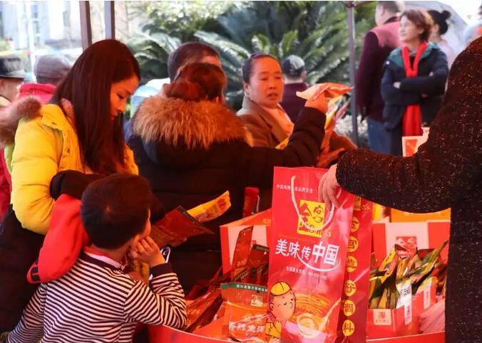 点击图片翻到下一页>> 金宫味业荣获“315消费者喜爱品牌”龚永泽董事长诚信宣言