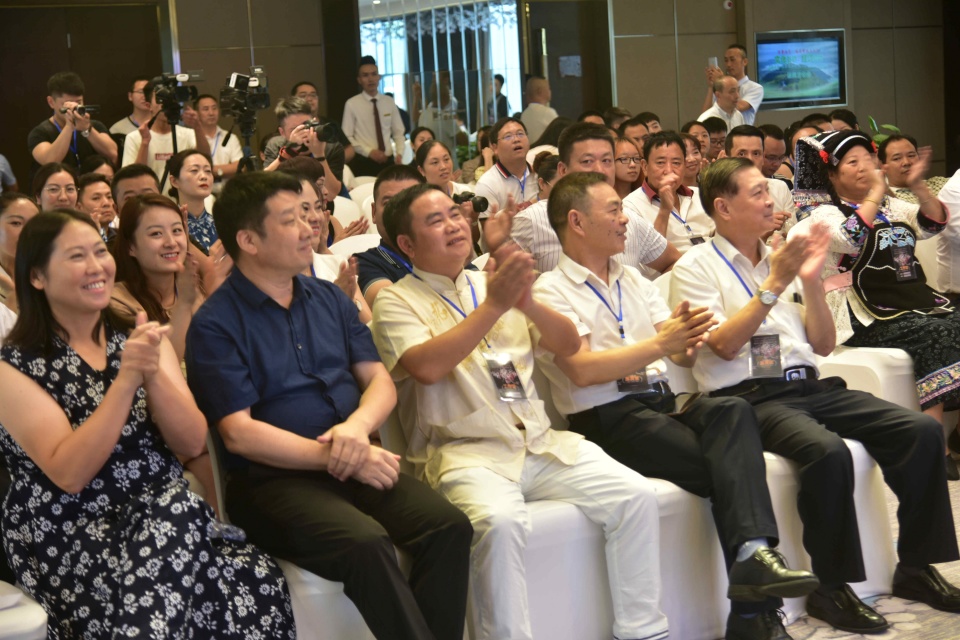 《“消费扶贫·购买帮扶”贵州大型群星公益演唱会新闻发布会举行》