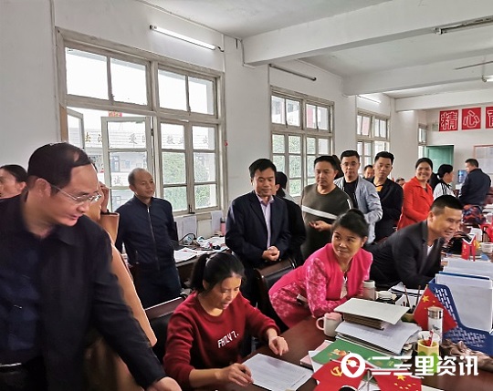 157136225243192816.jpg 教师纷纷捐赠情景.jpg