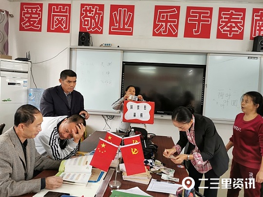 157136227229212020.jpg 边捐赠边清点零钱情景。.jpg